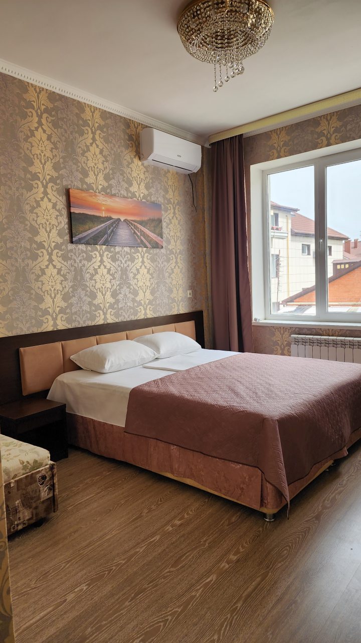 Трехместный, Гостиница Улей