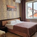 Трехместный, Гостиница Улей