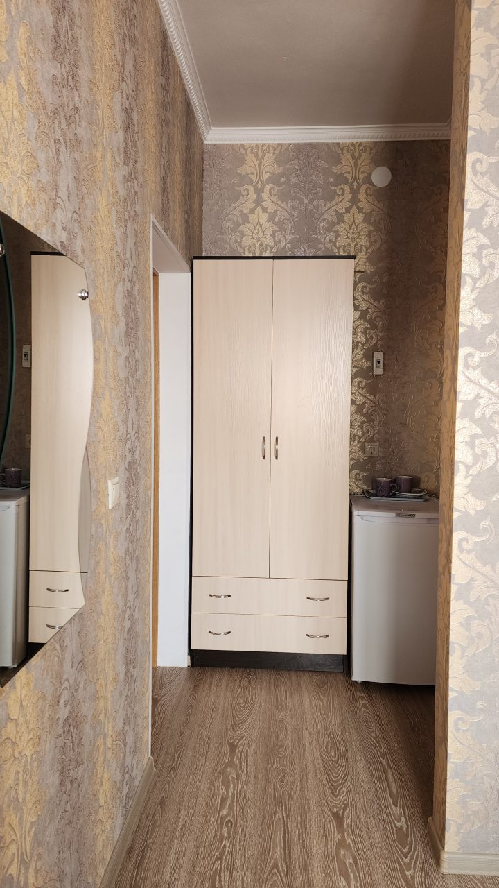 Трехместный, Гостиница Улей