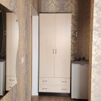 Трехместный, Гостиница Улей