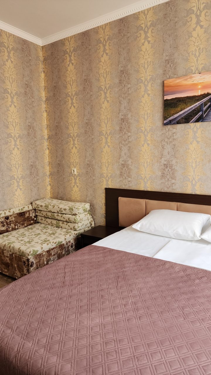 Трехместный, Гостиница Улей