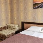 Трехместный, Гостиница Улей