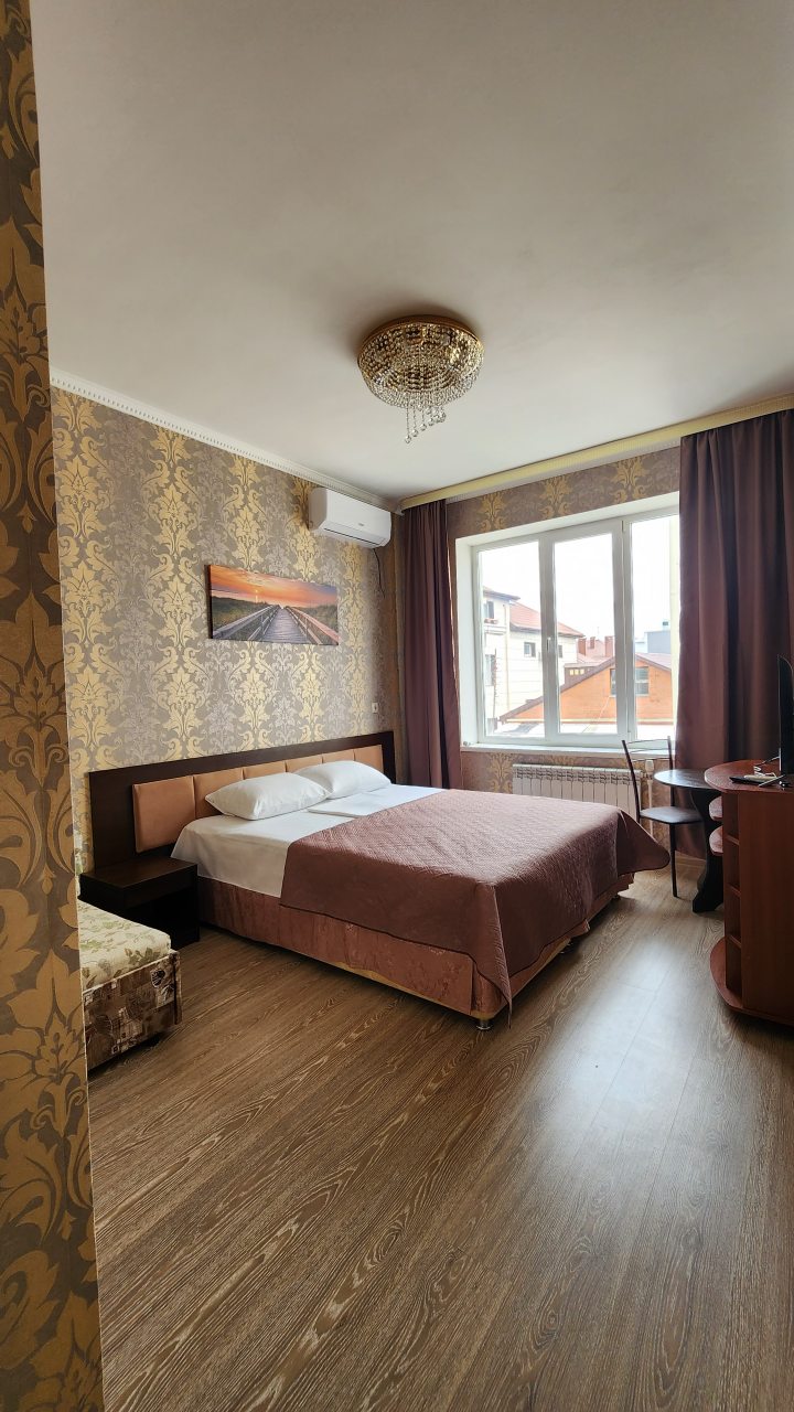 Трехместный, Гостиница Улей