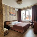 Трехместный, Гостиница Улей