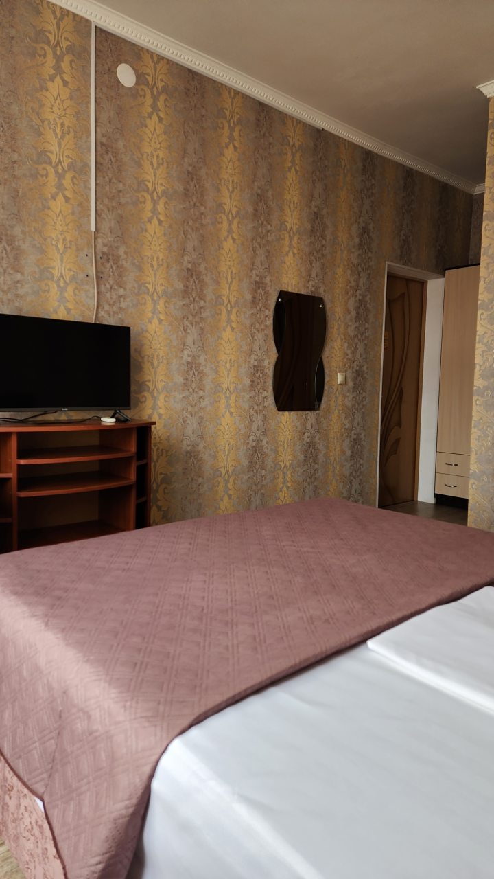 Трехместный, Гостиница Улей