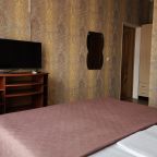 Трехместный, Гостиница Улей