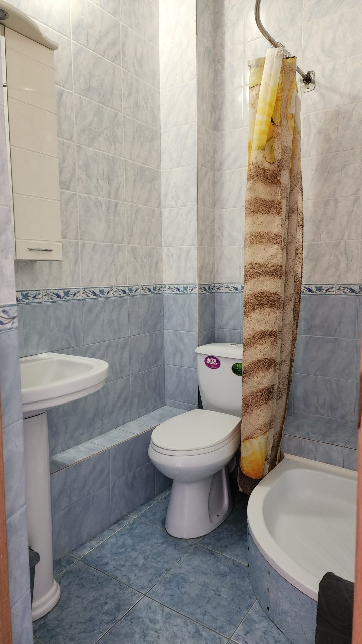 Трехместный, Гостиница Улей