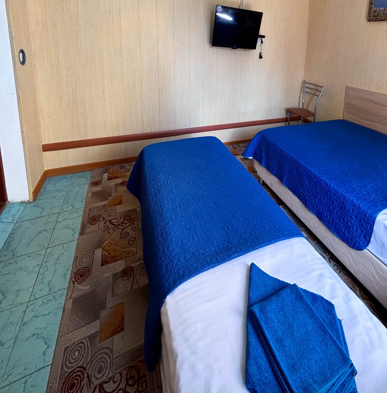 Семейный, Гостиница Улей