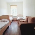 3 раздельные кровати, дополнительное спальное место-диван-тахта, телевизор, шкаф, столик, тумба