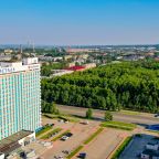 Отель расположен на основной транспортной развязке города.