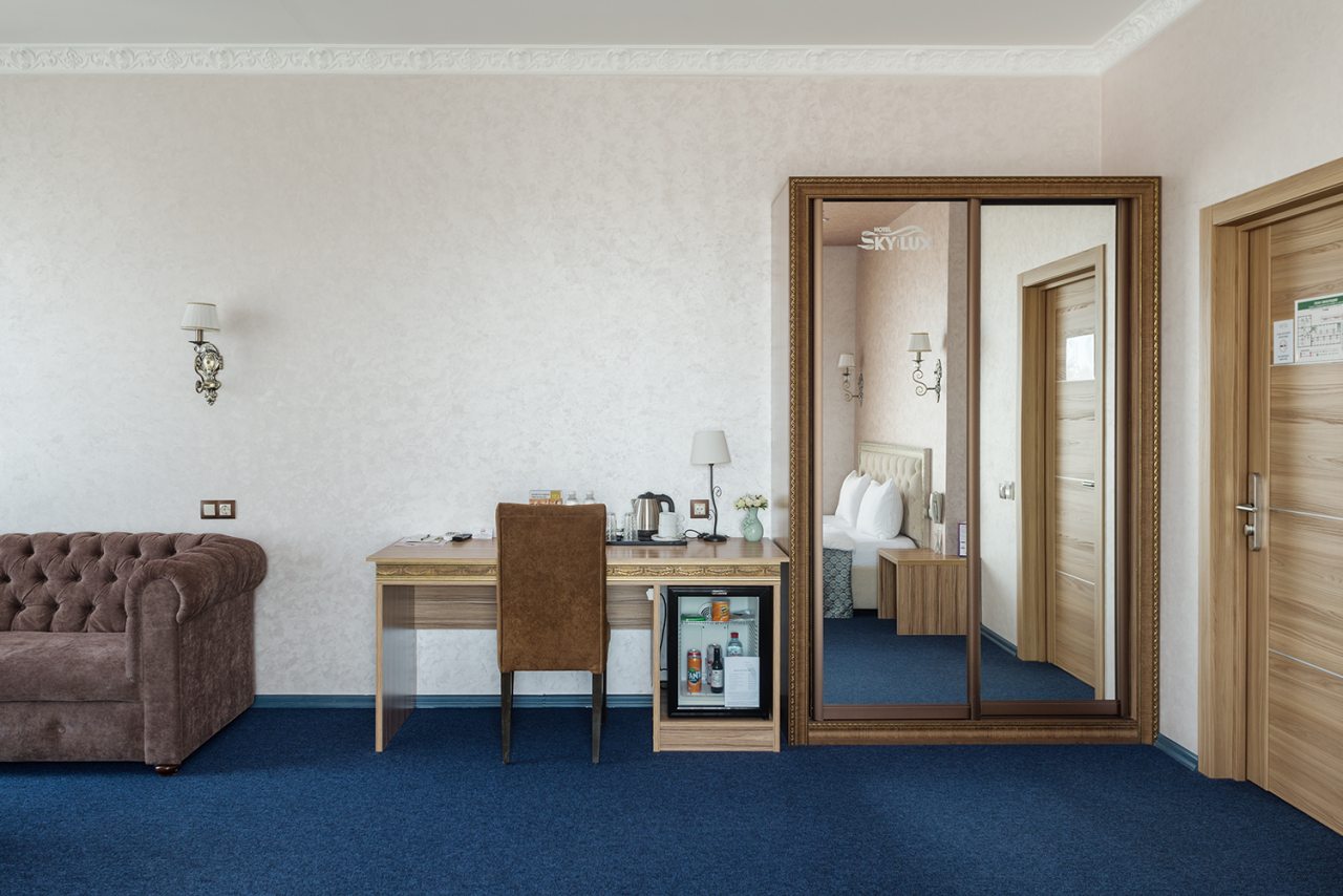 Люкс, Отель Sky Lux