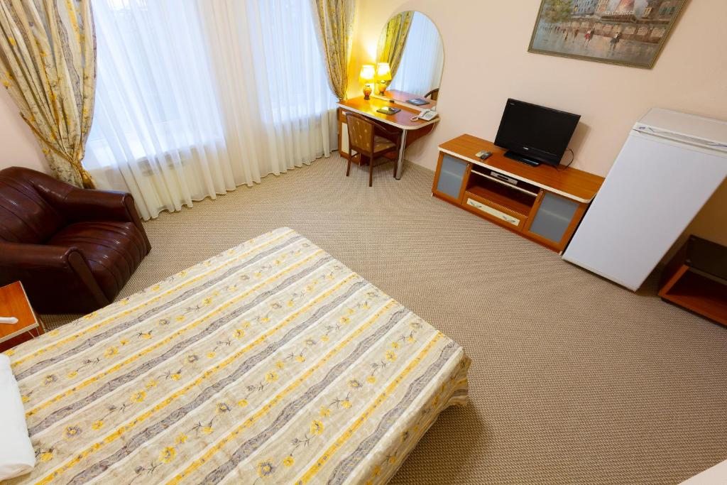 Двухместный (Большой двухместный номер с 1 кроватью) мини-отеля Приват-Отель, Астрахань