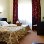 Кровать в номере отеля Снежный барс 3*, Терскол, Приэльбрусье 