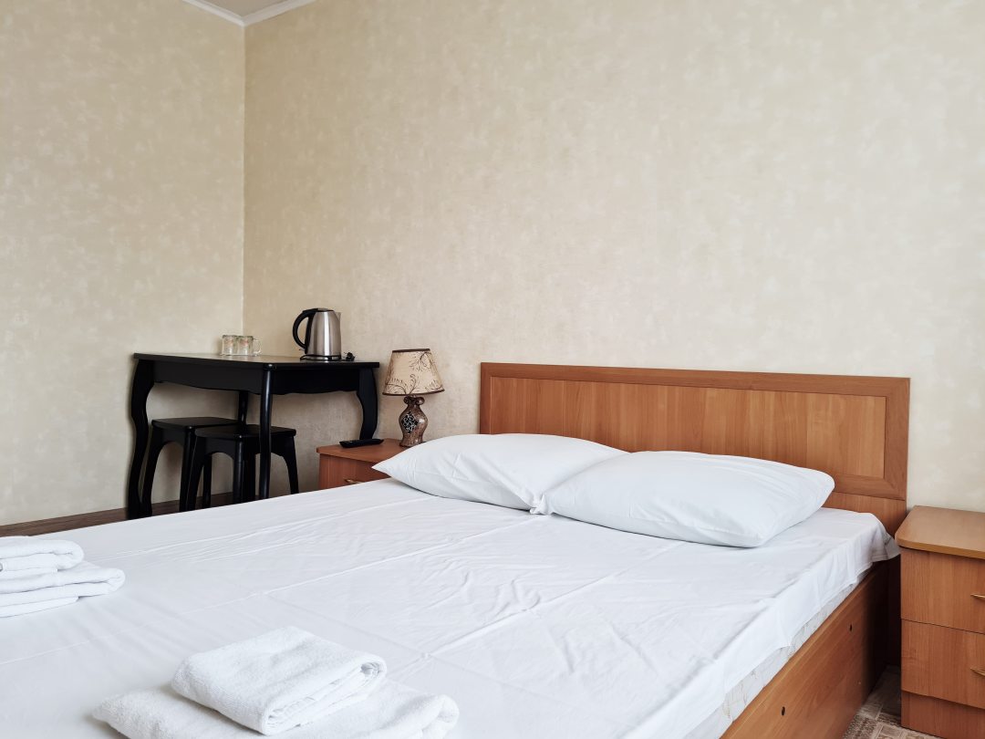 Двухместный (Номер с одной большой кроватью (номера 34, 40, 41)) гостиницы Дон, Павловск (Воронежская область)