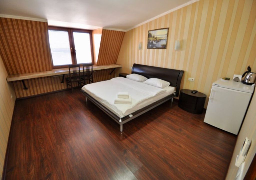 Четырехместный (2-комнатная квартира № 13, видовой) апарт-отеля Дворик на Морской, Ялта