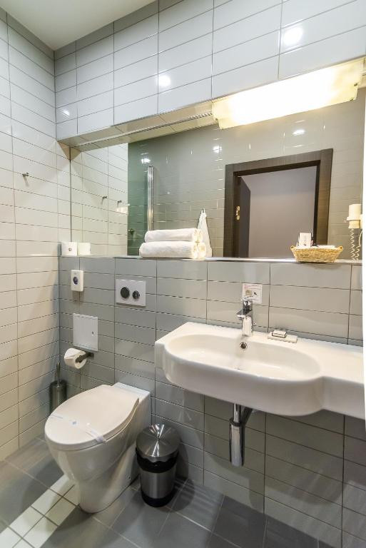 Ванная комната в отеле Олимп-Плаза, Кемерово. Отель Олимп-Плаза