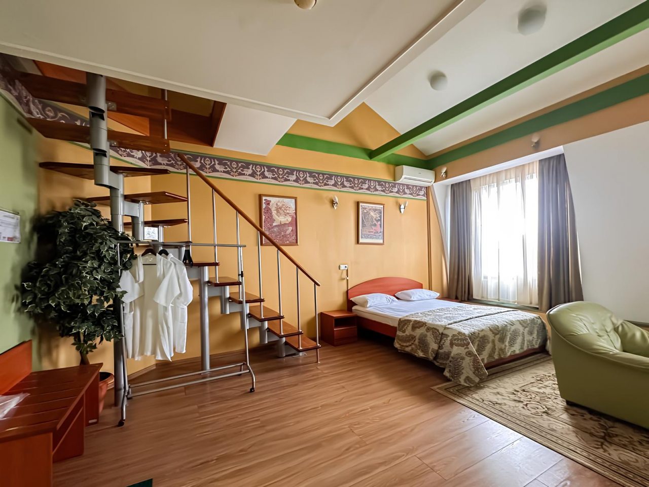 Трёхместный и более (Люкс 2х уровневый с большой кроватью) гостевого дома Дом ученых Химки