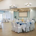 сцена с экраном в главном зале ресторана