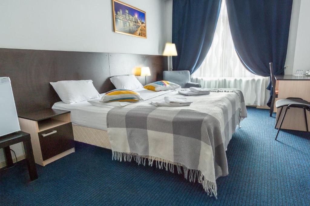 Двухместный (Улучшенный двухместный номер с 1 кроватью или 2 отдельными кроватями) отеля День и Ночь, Колпино
