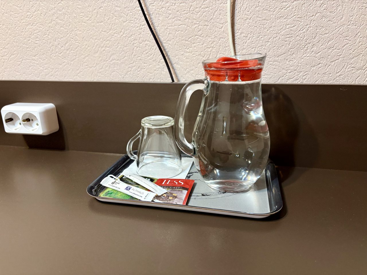 Чайный набор и питьевая вода