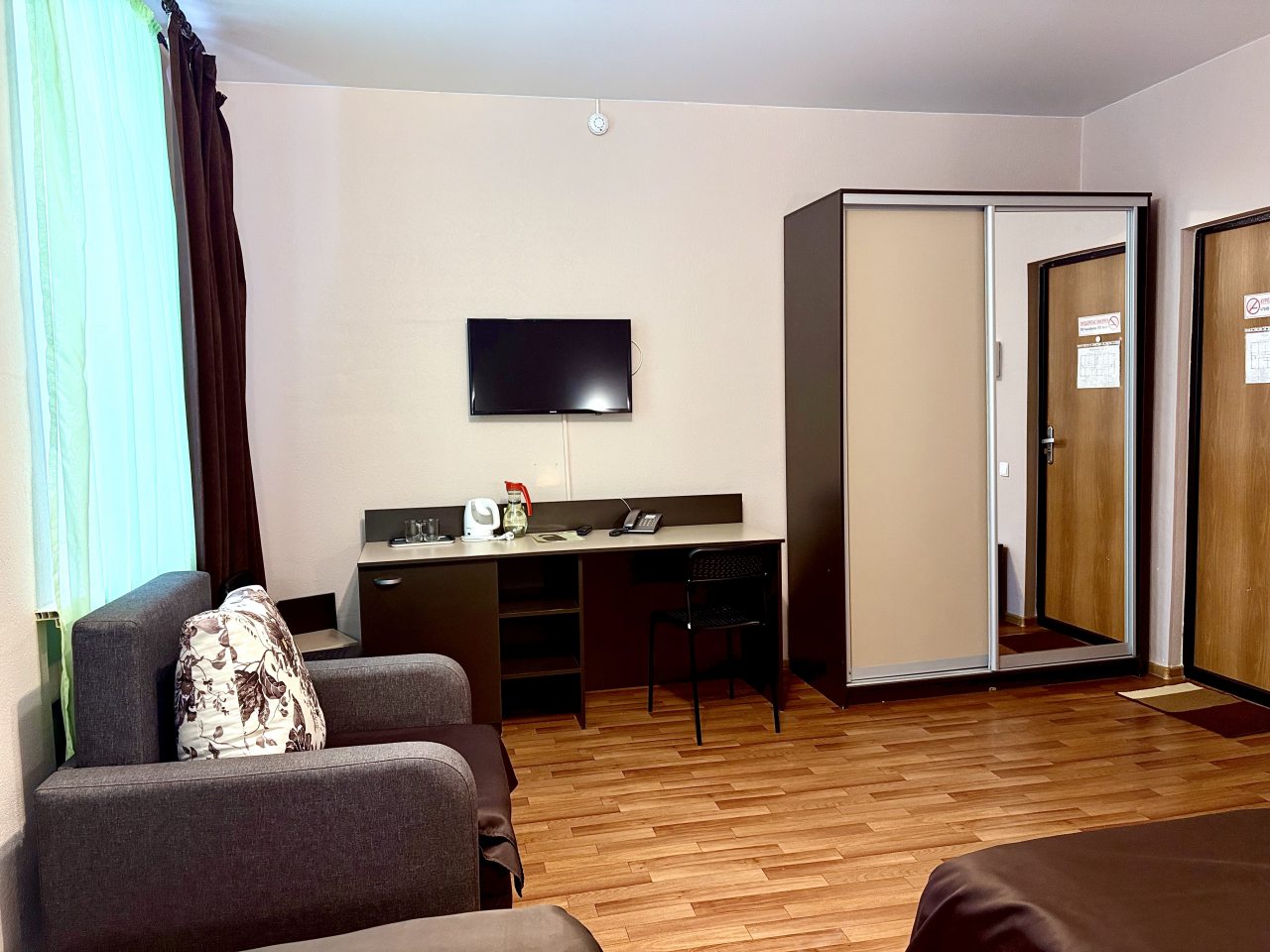 Рабочий стол, спутниковое ТВ, шкаф-купе