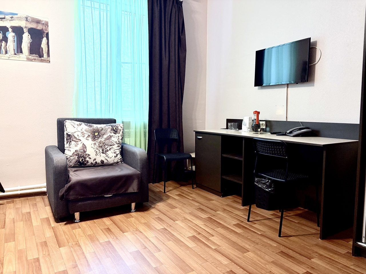 Мягкое кресло, рабочий стол, спутниковое ТВ