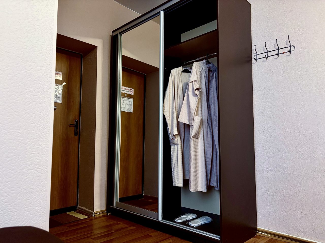 Шкаф-купе с халатами и одноразовыми тапочками