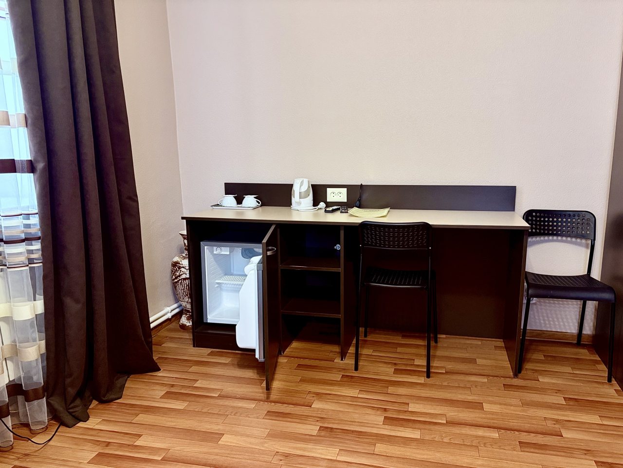 Рабочий стол и мини-холодильник