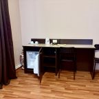 Рабочий стол и мини-холодильник