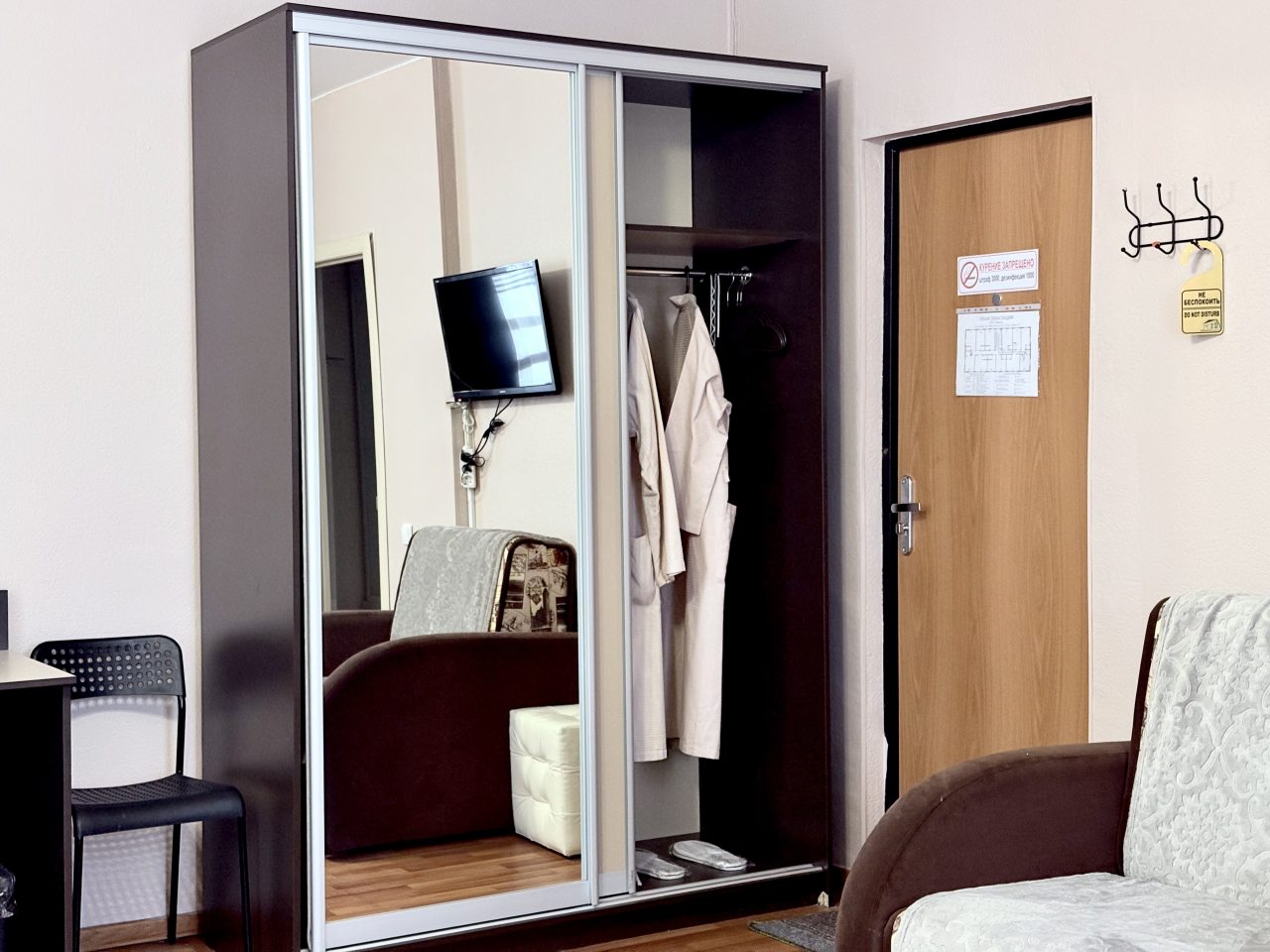 Шкаф-купе с халатами и одноразовыми тапочками.