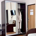 Шкаф-купе с халатами и одноразовыми тапочками.