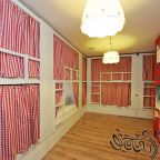 Самые широкие кровати в этой комнате - 160 см