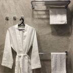 Номер Люкс оснащён наборно полотенец на каждого гостя (банное, для ног, для лица), халат и набор гигиенических принадлежностей (шампунь, гель для душа, мыло, зубной набор), тапочки.