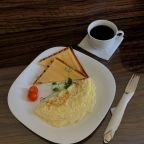 Омлет подаётся с тостами, сыром, томатом черри, сливочным