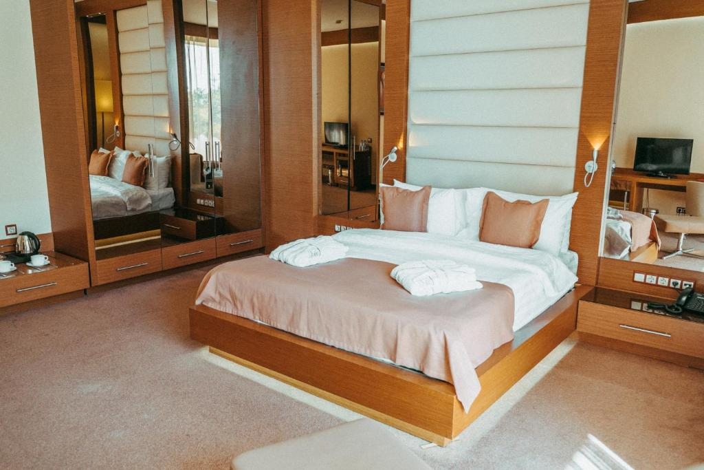 Двухместный (Улучшенный номер с кроватью размера «queen-size», вид на сад (вилла)) курортного отеля Арфа Парк, Адлер