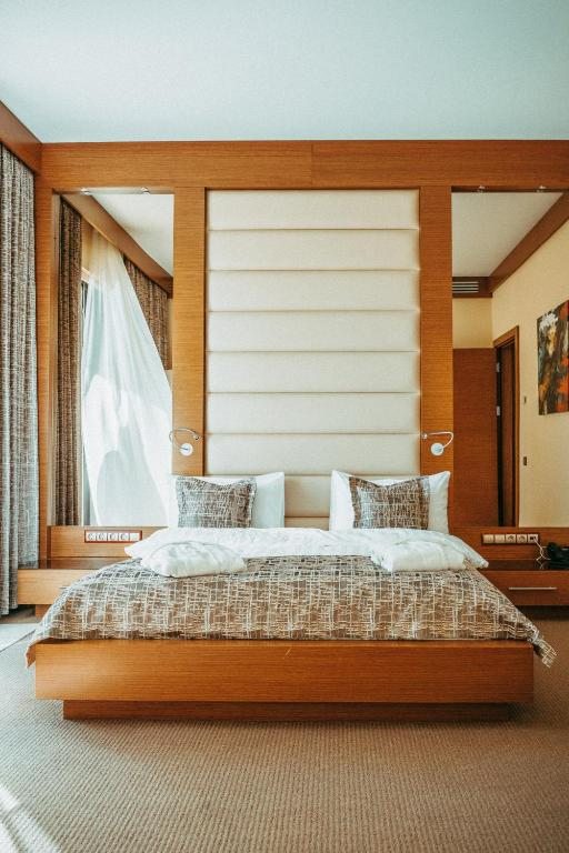 Двухместный (Улучшенный номер с кроватью размера «queen-size» и боковым видом на море) курортного отеля Арфа Парк, Адлер