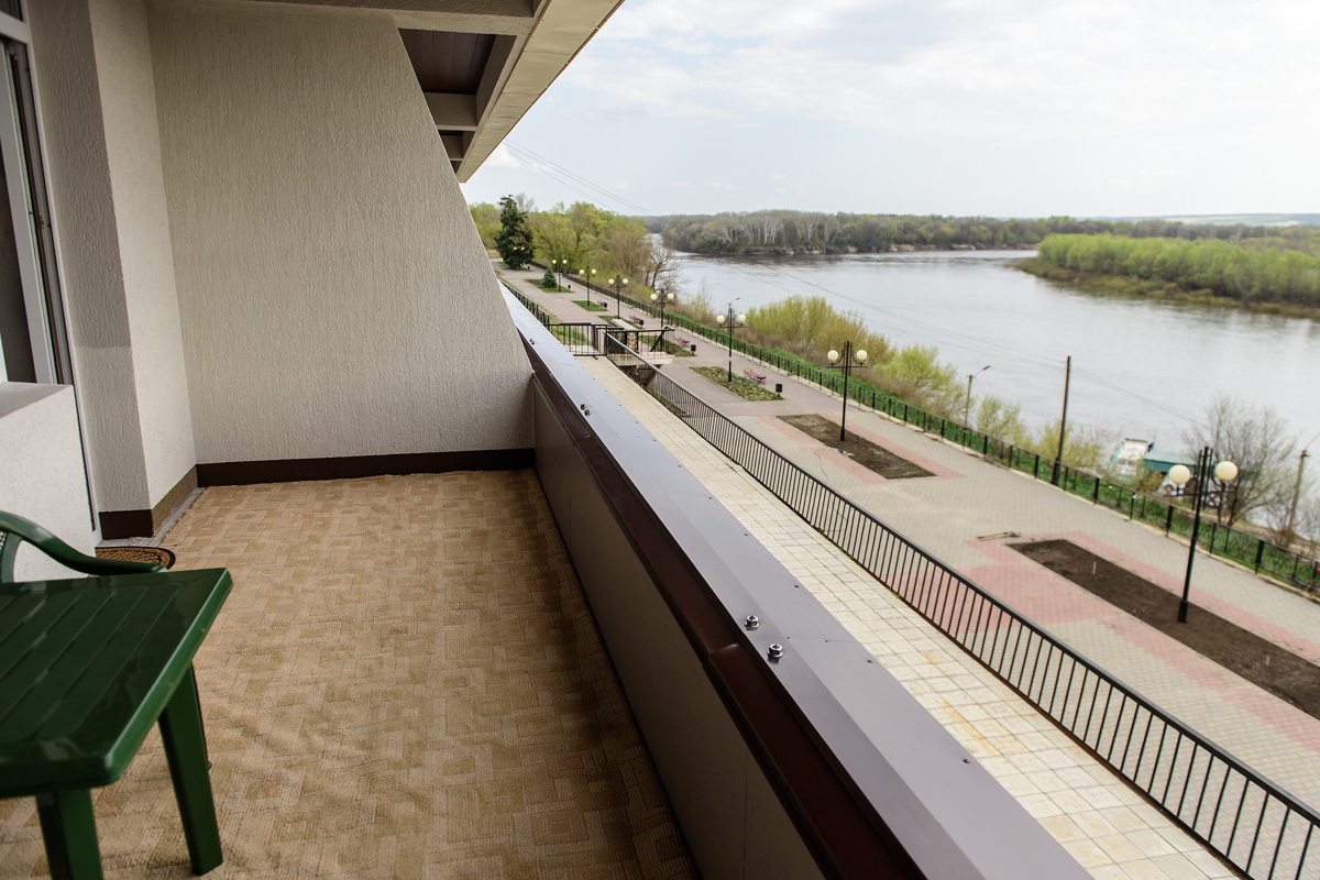 Двухместный (Повышенной комфортности с балконом с видом на площадь) гостиницы Дон, Вешенская