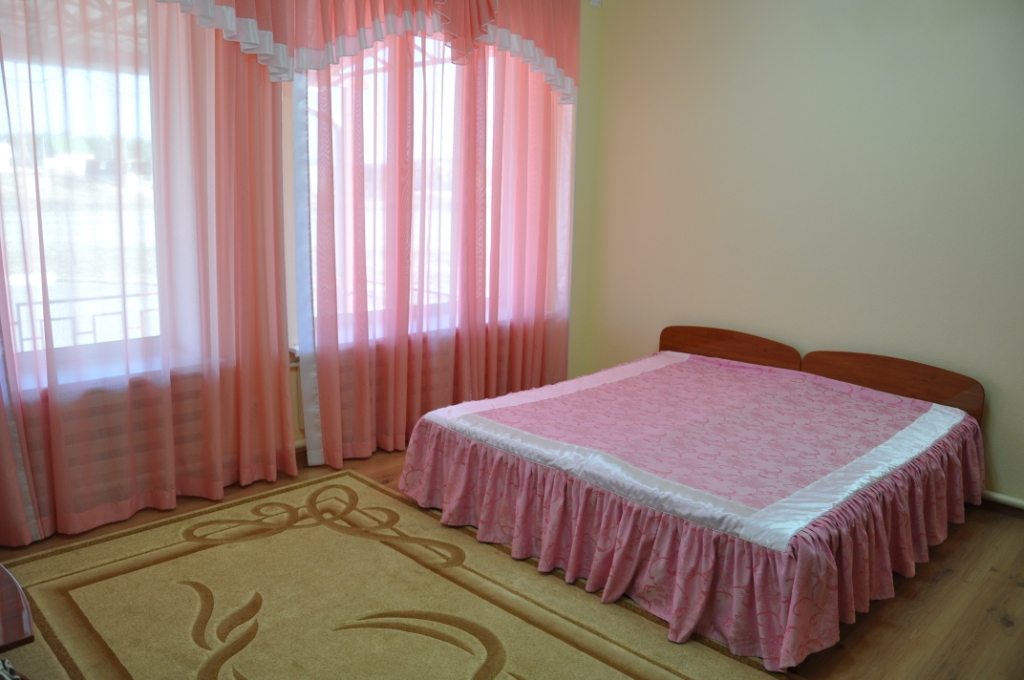 Двухместный (Улучшенный с односпальными кроватями) гостиницы Солнечная, Вешенская