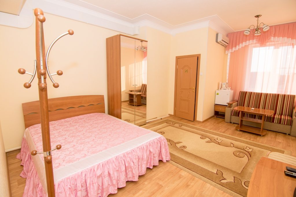 Двухместный (Улучшенный с двуспальной кроватью) гостиницы Солнечная, Вешенская