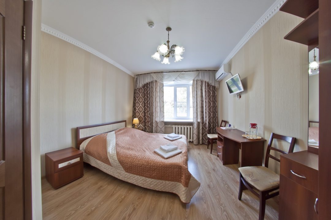 Двухместный (Эконом с двухспальной кроватью и общей ванной комнатой) мини-отеля Вояж, Вологда