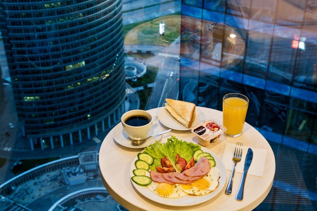 Завтрак предоставляется гостям на выбор по континентальному меню и подаётся в номер (room service) в определённое время, которое гость сам выбирает.