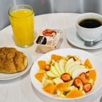 Завтрак предоставляется гостям на выбор по континентальному меню и подаётся в номер (room service) в определённое время, которое гость сам выбирает.