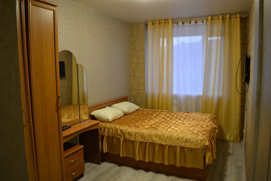 Двухместный (Двухместный номер с 1 кроватью и общей ванной комнатой) мини-отеля Три Зайца, Мурманск