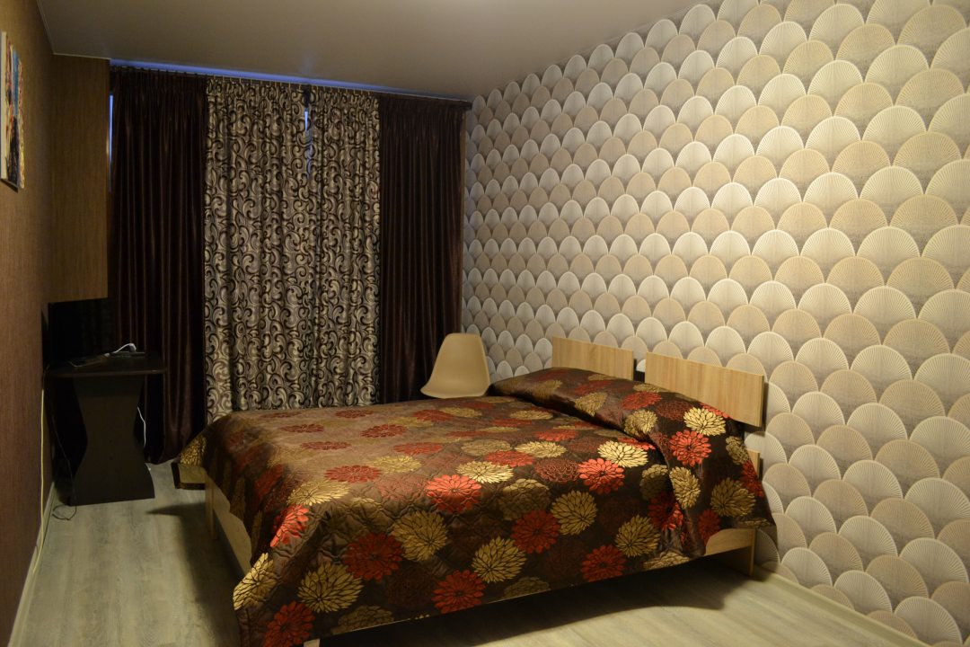 Двухместный (Двуместный номер с двуспальной кроватью и дополнительной кроватью) мини-отеля Три Зайца, Мурманск
