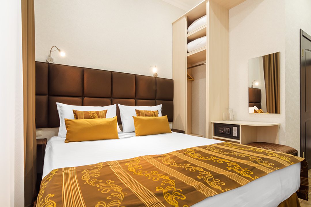 Двуспальная кровать с ортопедическим матрасом .