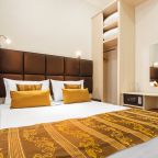 Двуспальная кровать с ортопедическим матрасом .