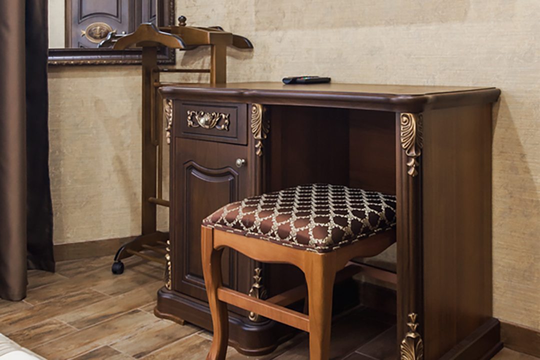 Письменный столик для детей.
Туалетный столик для мам.