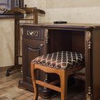 Письменный столик для детей.
Туалетный столик для мам.