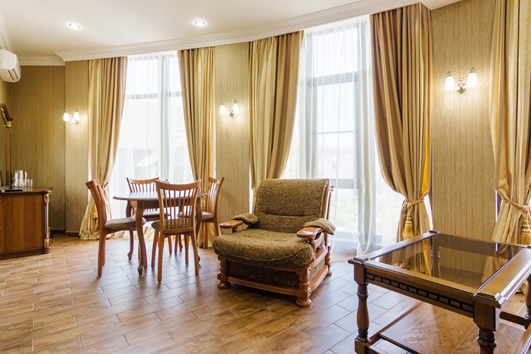 Гостинная комната для семейной пары с детьми.