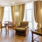 Гостинная комната для семейной пары с детьми.